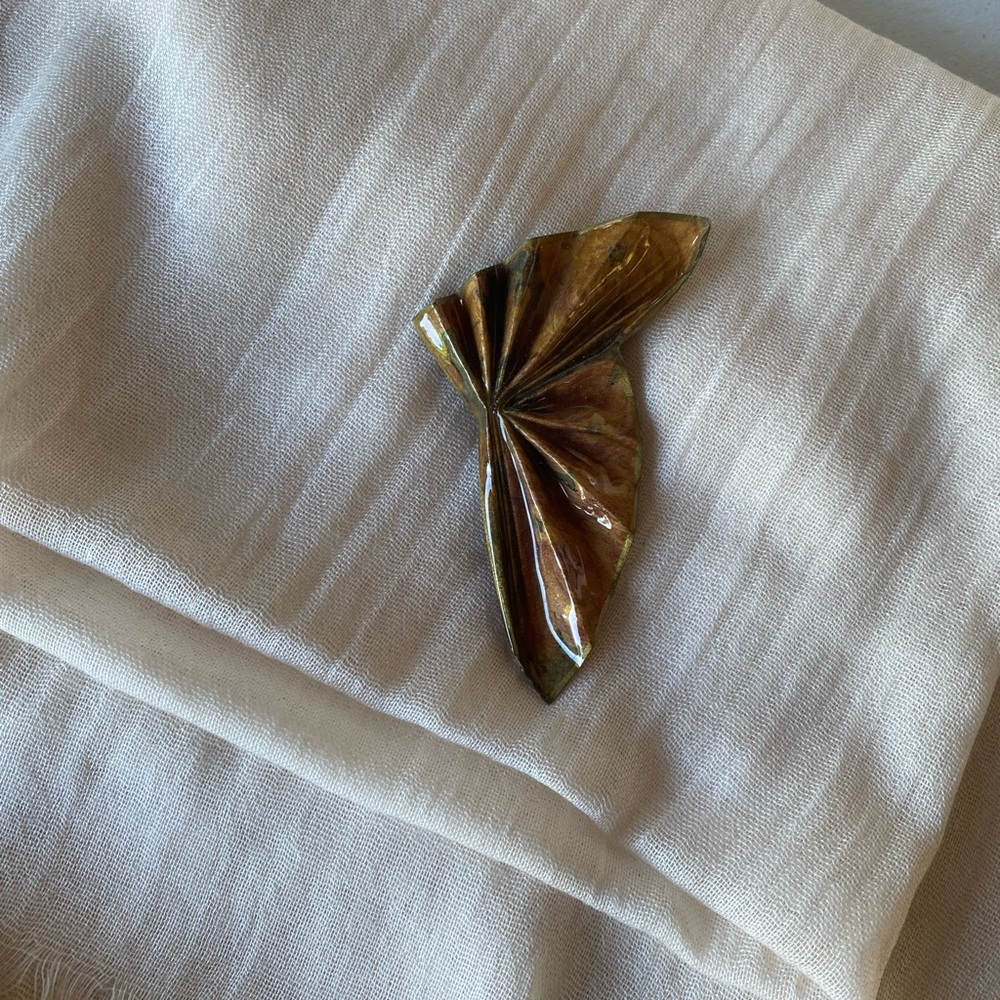Glossy Fan Brooch